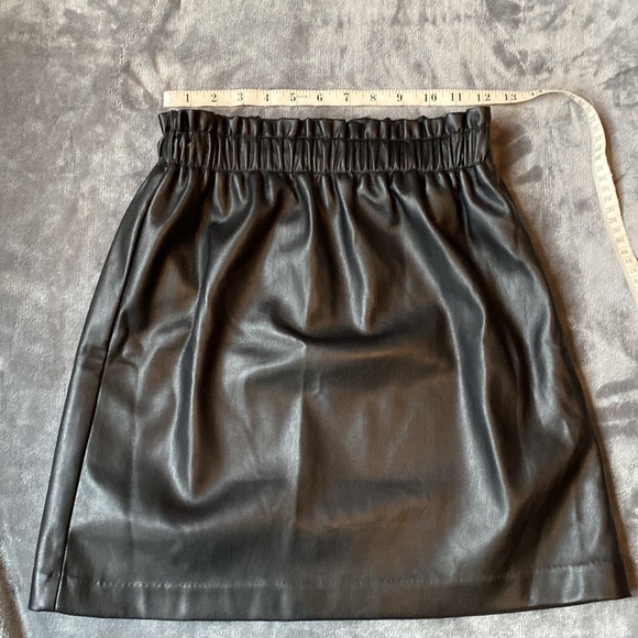 LOFT Black Imitation Leather Mini-Skirt - Picture 5 of 9